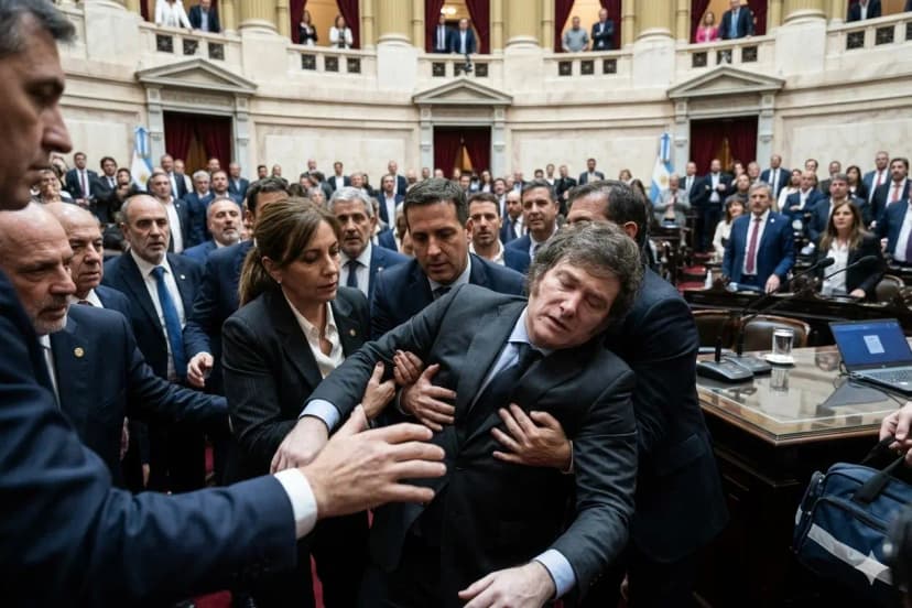 10 MINUTES AGO: Panic gripped the government briefing room when the President of Argentina suddenly collapsed during a grueling meeting. Security forces and government doctors rushed to his aid, while the crowd—including members of parliament and thousands of citizens—watched in stunned silence. Now, we have a moving update on Javier Milei’s battle with a serious illness… 👇👇